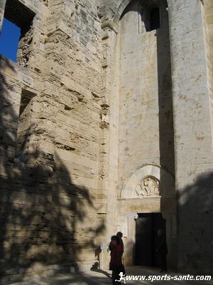 Entrée de la cathédrale de Maguelonne